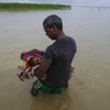 Một em bé thiệt mạng trong trận lũ lụt ở Saptari, Nepal ngày 13/8. (Nguồn: EPA/TTXVN)