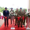 Đại sứ Nguyễn Bá Hùng và Thiếu tướng Songvang Thammasith, Thứ trưởng Bộ An ninh Lào cắt băng khai mạc triển lãm. (Ảnh: Phạm Kiên/Vietnam+)