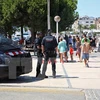 Cảnh sát Catalonia tuần tra trong chiến dịch truy nã các nghi phạm tiến hành vụ tấn công khủng bố ở Cambrills, Tây Ban Nha, ngày 20/8. (Nguồn: EPA/TTXVN)