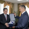 Phó Thủ tướng Liên bang Nga Yury Trutnev tặng quà Trưởng Ban Kinh tế Trung ương Nguyễn Văn Bình. (Ảnh: Quang Vinh/TTXVN)