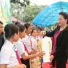 Chủ tịch Quốc hội Nguyễn Thị Kim Ngân đến thăm và tặng quà các em học sinh trường tiểu học và trường THCS Tuân Lộ, huyện Sơn Dương. (Ảnh: Trọng Đức /TTXVN)