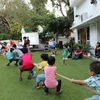 Trẻ em Việt tại Ấn Độ tham gia trò chơi kéo co tại chương trình Tết Trung thu. (Ảnh: Huy Bình/Vietnam+)