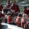 Người tị nạn Syria tìm cách vượt biển Aegean đến đảo Lesbos từ bờ biển Ayvacik ở Canakkale, Thổ Nhĩ Kỳ. (Nguồn: AFP/TTXVN)
