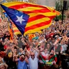 Người dân xứ Catalonia tuần hành trên đường phố thủ phủ Barcelona sau khi cơ quan lập pháp địa phương thông qua tuyên bố độc lập. (Nguồn: AFP/ TTXVN) 