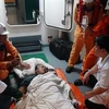 Thuyền viên quốc tịch Philipines vừa được tàu SAR 274 cứu nạn đưa về bờ trong đêm. (Nguồn: TTXVN)