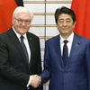 Thủ tướng Nhật Bản Shinzo Abe (phải) và Tổng thống Đức Frank-Walter Steinmeier. (Nguồn: Kyodo/TTXVN)