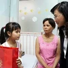 Phó chủ tịch UBND thành phố Hồ Chí Minh tặng quà cho bệnh nhi tại Bệnh viện Nhi đồng 1. (Ảnh: Đinh Hằng/TTXVN)