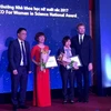 Hai nhà khoa học được Chủ tịch viện hàn lâm Khoa học Công nghệ Việt Nam Châu Văn Minh trao giải thưởng nhà khoa học nư xuất sắc 2017. (Ảnh: Hương Ly/Vietnam+)