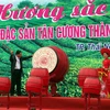Bộ trưởng Nông nghiệp và Phát triển Nông thôn Nguyễn Xuân Cường đánh trống khai hội. (Ảnh: Quân Trang/TTXVN)
