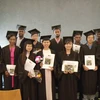 Các sinh viên Việt Nam cùng sinh viên một số nước khác trong buổi lễ nhận bằng thạc sỹ. (Ảnh: Việt Thắng/Vietnam+)