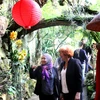 Các quan khách thích thú ngắm nhìn những giò phong lan Việt Nam có vẻ đẹp bí ẩn. (Nguồn: Trần Quang Vinh/Vietnam+)