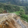 Một đoạn đường bị sạt lở sau trận động đất tại Mendi, Papua New Guinea ngày 27/2. (Nguồn: AFP/TTXVN)