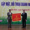 Bí thư Tỉnh ủy Bắc Ninh Nguyễn Nhân Chiến trao cờ thi đua của Chính phủ cho đơn vị có thành tích xuất sắc năm 2017. (Ảnh: Thanh Thương/TTXVN)