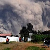 Núi lửa ở Indonesia phun tro bụi ngày 19/2. (Ảnh: THX/TTXVN)