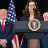 Bà Gina Haspel (giữa) tuyên thệ nhậm chức Giám đốc CIA tại Langley, Virginia, Mỹ ngày 21/5. (Nguồn: AFP/TTXVN)