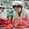 Công nhân Triều Tiên làm việc tại một nhà máy của Hàn Quốc trong Khu công nghiệp chung Kaesong. (Nguồn: AFP/TTXVN)