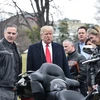 Tổng thống Mỹ Donald Trump (giữa) và Giám đốc điều hành Harley Davidson Matthew Levatich (trái) trong cuộc gặp tại Nhà Trắng, Washington DC. ngày 2/2/2017. (Ảnh: THX/TTXVN)