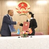 Đại sứ Việt Nam tại Liên hợp quốc Nguyễn Phương Nga và ông Cosmos Richardson, Đại sứ Saint Lucia tại LHQ đã ký thông cáo chung về thiết lập quan hệ ngoại giao giữa hai nước. (Ảnh: Hoài Thanh/TTXVN)