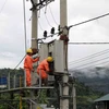 Cán bộ nhân viên kỹ thuật của công ty điện Nậm Nhùn (Mường Tè) kiểm tra, khắc phục sự cố hệ thống lưới điện bị thiệt hại do mưa lũ gây ra tại Trung tâm xã Mường Tè. (Ảnh: Quý Trung/TTXVN)