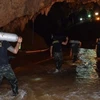 Lực lượng cứu hộ mang bình dưỡng khí vào sâu trong hang động. (Nguồn: chiangraitimes)