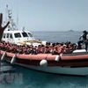 Tàu chở người di cư được cứu sống trên Địa Trung Hải ngày 12/6. (Nguồn: EPA-EFE/TTXVN)