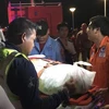 Nhân viên cứu hộ chuyển thi thể nạn nhân trong vụ lật tàu ở Phuket, Thái Lan ngày 5/7. (Nguồn: AFP/TTXVN)