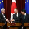 Thủ tướng Shinzo Abe (phải) và Chủ tịch Ủy ban châu Âu Jean-Claude Juncker trái) sau cuộc gặp thượng đỉnh Nhật Bản-EU. (Nguồn: AP) 