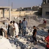 Tìm kiếm các nạn nhân dưói những đống đổ nát sau vụ không kích tại tỉnh Idlib. (Nguồn: AFP/TTXVN)