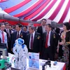 Lãnh đạo Bộ Khoa học và Công nghệ 2 nước Việt Nam-Lào và các đại biểu thăm các khu trưng bày và trình diễn công nghệ trong khuôn khổ Diễn đàn. (Ảnh: Phạm Kiên/Vietnam+)