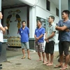 Đại sứ Phạm Quang Vinh thăm hỏi 4 thuyền trưởng đang thụ án tại trại cải tạo Pontianak. (Ảnh: Ngọc Hải/Vietnam+)
