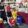Các em bé thích thú cùng bố mẹ đi chọn mua sách tại hội chợ sách quốc tế ở Bắc Kinh, Trung Quốc. (Nguồn: news.cgtn)