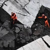 Lực lượng cứu hộ làm nhiệm vụ tại hiện trường vụ sập cầu cạn ở Genoa, Italy ngày 14/8. (Ảnh: EPA/TTXVN) 