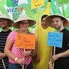 Khách Séc trải nghiệm ấn tượng với nón lá Việt Nam tại lễ hội Hội trẻ chuối. (Ảnh: Hồng Kỳ/Vietnam+)