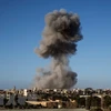 Khói bốc lên sau một cuộc không kích ở Sirte, Libya. Ảnh minh họa. (Nguồn: AFP/TTXVN)