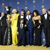 Dàn diễn viên 'Game of Thrones' chụp ảnh với giải thưởng Emmy dành cho Series phim truyền hình xuất sắc nhất thể loại chính kịch tại lễ trao giải ở Los Angeles, California, Mỹ ngày 17/9. (Ảnh: AFP/ TTXVN)