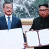 Nhà lãnh đạo Triều Tiên Kim Jong-un (phải) và Tổng thống Hàn Quốc Moon Jae-in (trái) sau lễ ký bản tuyên bố chung trong khuôn khổ ngày hội đàm thượng đỉnh thứ hai tại thủ đô Bình Nhưỡng, ngày 19/9/2018. (Ảnh: Yonhap/TTXVN)