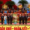  Tổng Bí thư Nguyễn Phú Trọng trao tặng lẵng hoa của Ban Chấp hành Trung ương Đảng chúc mừng đại hội. (Ảnh: Dương Giang/TTXVN)