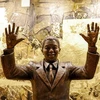 Bức tượng cố Tổng thống Nam Phi Nelson Mandela được trưng bày tại trụ sở Liên hợp quốc ở New York (Mỹ) trong ngày khánh thành, ngày 24/9. (Ảnh: THX/TTXVN)