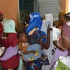 Các em nhỏ mắc sốt rét và suy dinh dưỡng tại trung tâm y tế của Tổ chức bác sỹ không biên giới (MSF) ở Guidan-Roumdji, Niger. (Ảnh: AFP/ TTXVN)