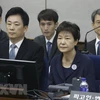 Cựu Tổng thống Hàn Quốc Park Geun-hye (phải, trước) tại Tòa án trung tâm quận Seoul ngày 23/5/2017. (Nguồn: EPA/TTXVN)