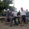 Chuyển thi thể nạn nhân trong vụ động đất và sóng thần tại Palu, tỉnh Trung Sulawesi, Indonesia ngày 29/9. (Ảnh: AFP/TTXVN)