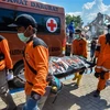 Lực lượng cứu hộ chuyển thi thể nạn nhân trong vụ động đất và sóng thần tại Palu, Trung Sulawesi, Indonesia ngày 1/10/2018. (Ảnh: THX/ TTXVN)
