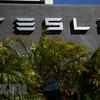 Biểu tượng Tesla tại trung tâm dịch vụ ở Los Angeles, California, Mỹ. (Ảnh: AFP/TTXVN)