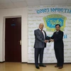 Đại sứ Việt Nam tại Ukraine Nguyễn Anh Tuấn được trao tặng Huy chương Nhà nước pháp quyền của Ukraine. (Ảnh: Dương Trí/TTXVN)