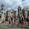 Khách du lịch tham quan khu Plaza de la Cathedral tại thủ đô La Habana, Cuba. (Nguồn: EPA/TTXVN)