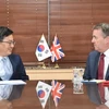 Bộ trưởng Tài chính Hàn Quốc Kim Dong-yeon và Bộ trưởng Thương mại Anh Liam Fox. (Nguồn: Yonhap)