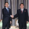 Bộ trưởng Thống nhất Cho Myoung-gyon (trái), dẫn đầu phái đoàn Hàn Quốc, tại cuộc gặp với người đồng cấp Triều Tiên Ri Son-gwon (phải) trước buổi lễ kỷ niệm cuộc gặp thượng đỉnh liên Triều năm 2007, ở Bình Nhưỡng ngày 4/10/2018. (Ảnh: Yonhap/TTXVN)