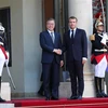 Tổng thống Pháp Emmanuel Macron (giữa, phải) và Tổng thống Hàn Quốc Moon Jae-in (giữa, trái) trong cuộc gặp tại Paris, Pháp ngày 15/10. (Ảnh: Yonhap/ TTXVN)
