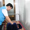 Bác sỹ của Bệnh viện Đại học Chung Ang, Hàn Quốc khám bệnh cho người dân tỉnh Quảng Ngãi. (Ảnh: Sỹ Thắng/TTXVN)
