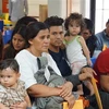 Người nhập cư chờ được hỗ trợ tại một trung tâm nhân đạo ở thị trấn McAllen, bang Texas, Mỹ ngày 14/6. (Ảnh: AFP/TTXVN)